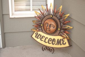 Dé la bienvenida a sus amigos a su hogar con este magnífico letrero de bienvenida del sol mexicano hecho a mano en hierro