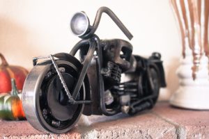 Viaja hacia el regalo navideño perfecto con esta escultura de motocicleta