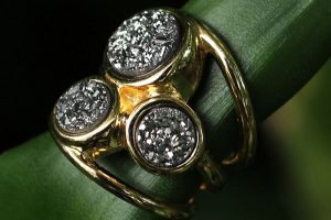 Anillos de cóctel con drusas brasileñas y diosas bohemias de los años 60