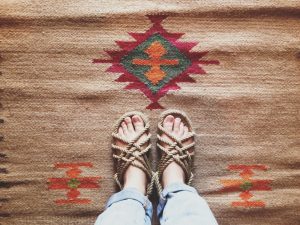 Alfombras acogedoras con toques de color neón para la primavera