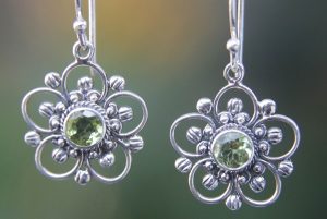 How to Choose Hypoallergenic Jewelry