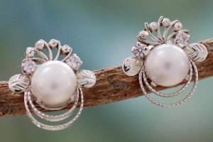 Cómo elegir aretes de novia que complementen su estilo, tema e historia