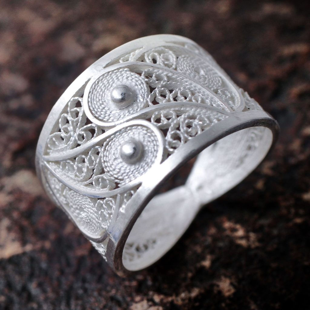 PaiHandcrafted Fine Silver Filigree Ring, 'Paisley Shine' 