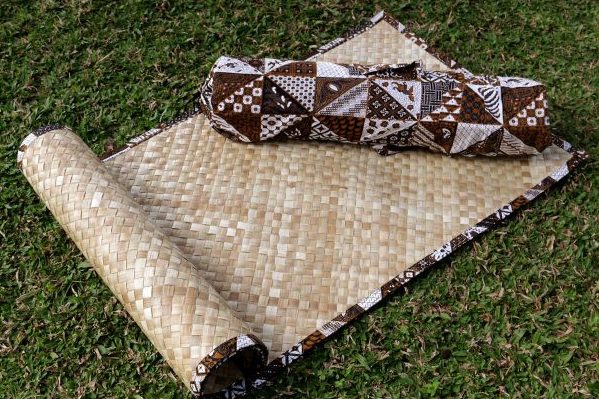 Natural fiber yoga mat with batik bag, 'Nusantara'