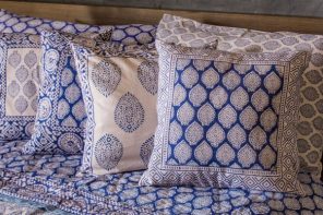 Block printed cotton quilt and pillowcase set, 'Iris Beauty' (king)