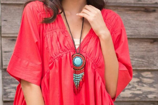 CREATING A COSMOPOLITAN LOOK WITH ETHNIC JEWELRY
