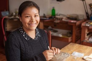 Arte y tradición en plata: Entrevista a la artesana Nancy Quispe