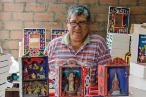 Alejandro Chávez, sanando el dolor de la tragedia con retablos ayacuchanos