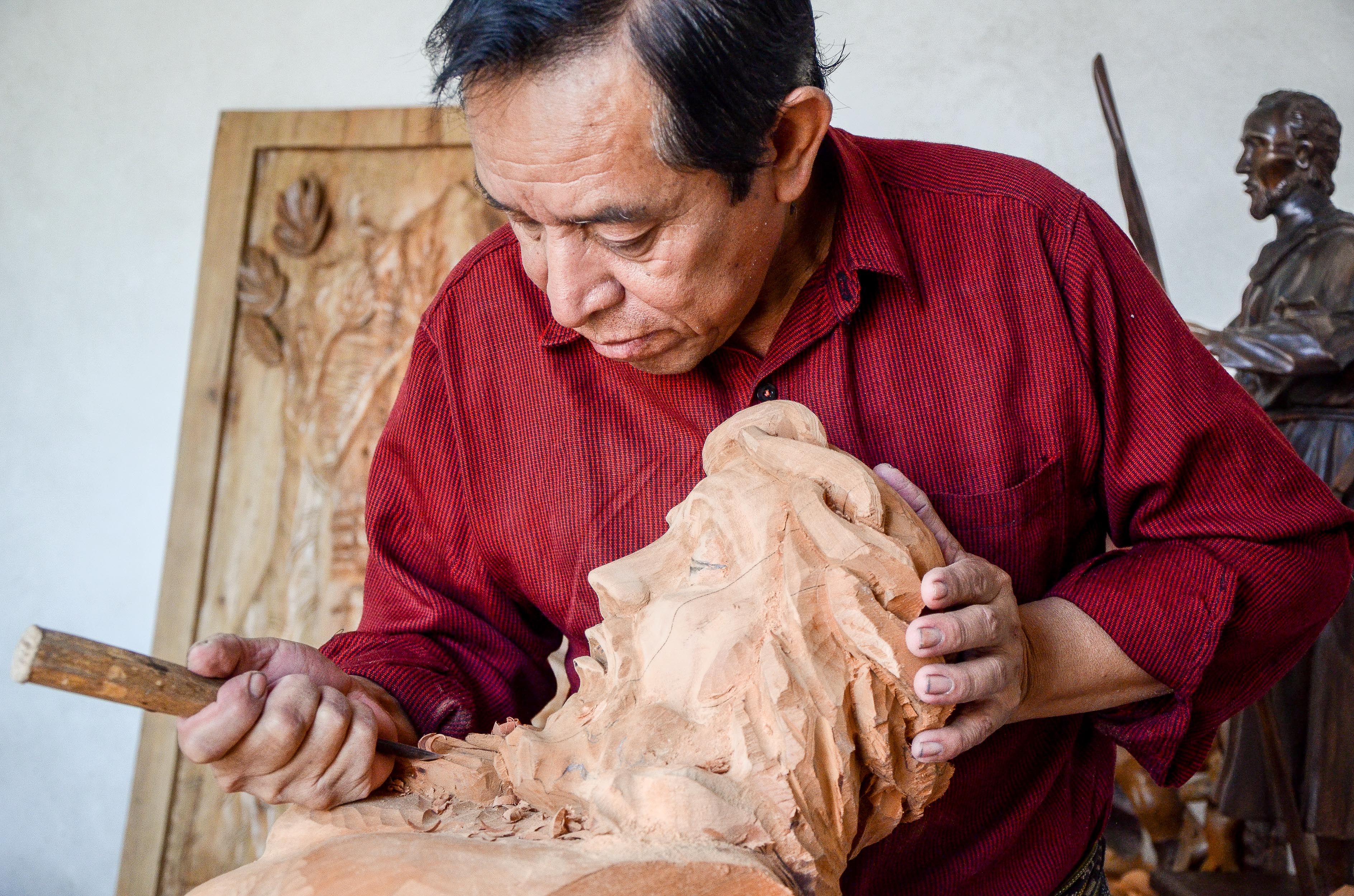 nicolas-sculptor-atitlan-lake-guatemala-artisan-novica