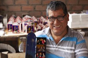 Cómo un artesano peruano se convirtió en una leyenda viva del retablo
