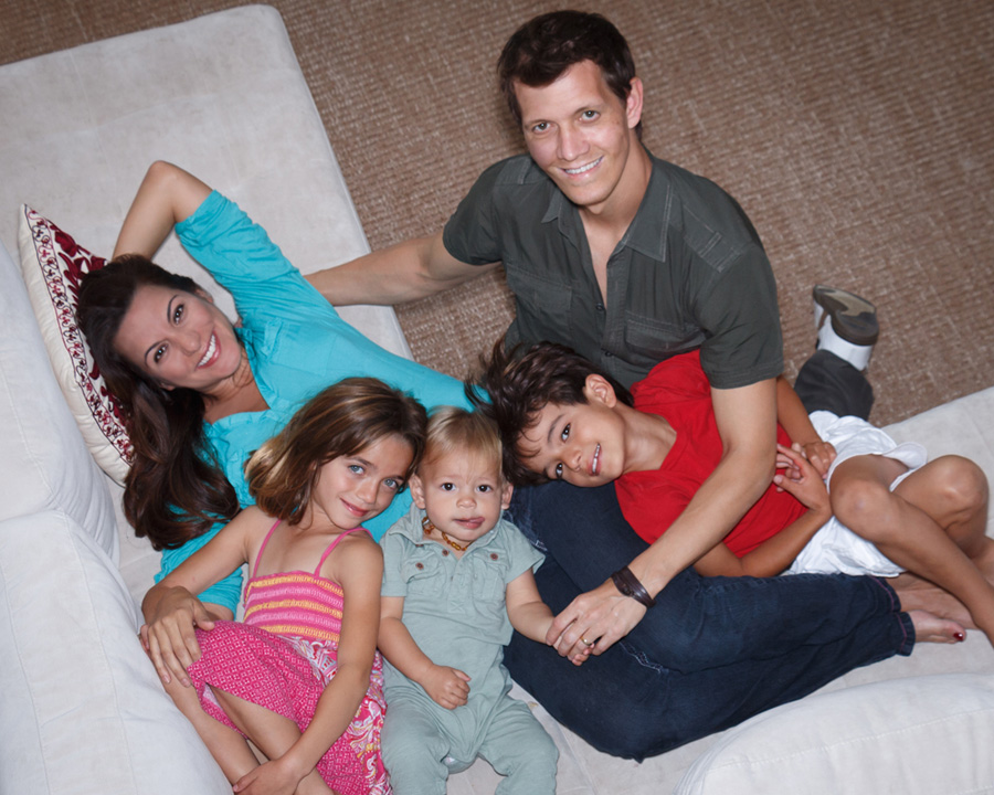 Roberto, Mina and family, photographed as finalists for Univision's 'Familia de Hoy' (Modern Family).  Mina is pregnant with their fourth child here.